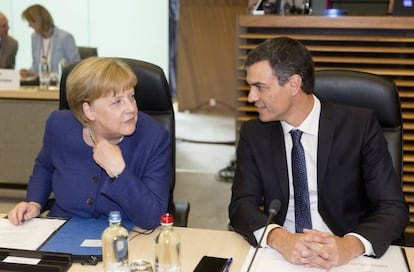 La canciller alemana, Angela Merkel, con el presidente del Gobierno, Pedro Sanchez, en la minicumbre del pasado domingo en Brusela. (Thierry Monasse/Getty Images)