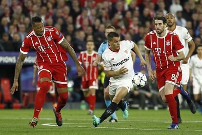 El jugador del Sevilla, Ben Yedder (c ) se lleva el baón ante los  jugadores del Bayern , Boateng (i) y Javi Martínez (d) durante el partido correspondiente a la ida de cuartos de final de la Champions League disputado en el estadio Ramón Sánchez Pizjuán.
