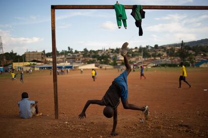 Niños juegan al fútbol durante una sesión de entrenamiento en la ciudad de Gikondo (Ruanda).