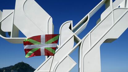 Paloma de la paz. Escultura de Néstor Basterretxea en San Sebastián.