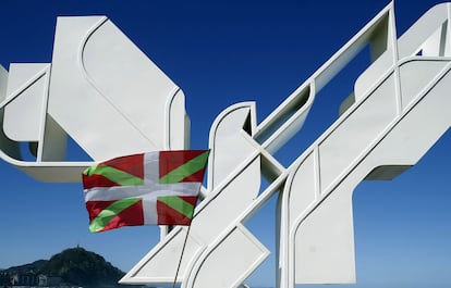 Paloma de la paz. Escultura de Néstor Basterretxea en San Sebastián.