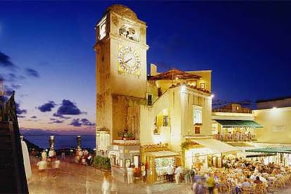 Terrazas en la plaza de Umberto I, en la ciudad de Capri, en la isla homónima al sur de Italia.