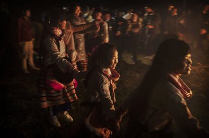 La agricultura y la mano de obra siguen siendo los pilares de la vida del Long Horn Miao. En la imagen, un grupo de la minoría Long Horn Miao celebran una festividad con música, en Longga (China).