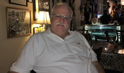 Guy Bass, un hombre gay de 58 años, en su restaurante Cotton en Natchez, Misisipi.