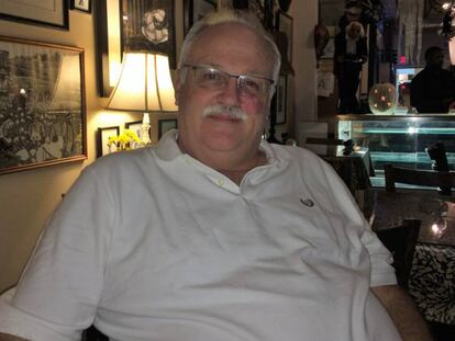 Guy Bass, un hombre gay de 58 años, en su restaurante Cotton en Natchez, Misisipi.