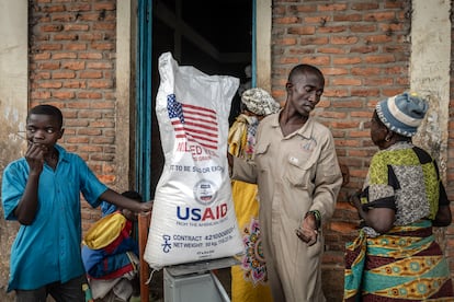 Refugiados congoleños en Burundi reciben comida de USAID. 
