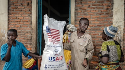 Refugiados congoleños en Burundi reciben comida de USAID.