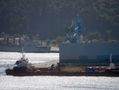 El buque Monte Arucas, que actuar&iacute;a como gasolinera flotante, fondeado ayer en aguas de la r&iacute;a de Ferrol. 