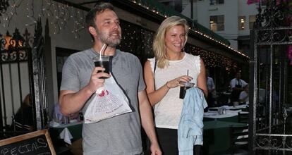 Ben Affleck y Lindsay Shookus, en un restaurante en Santa Mónica.