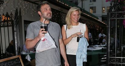 Ben Affleck y Lindsay Shookus, en un restaurante en Santa M&oacute;nica.