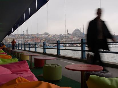 Una de las terrazas que ocupan la parte baja del puente de Galata, que une, con sus 470 metros de longitud, los barrios de Karaköy y Eminonu de Estambul.