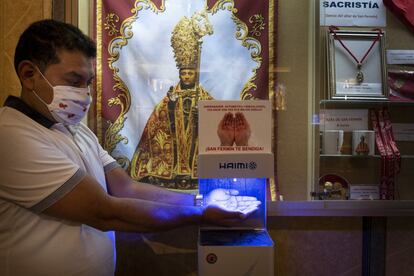 En la capilla de San Fermín, en Pamplona, el aforo es limitado y la mascarilla es obligatoria para acceder a los actos religiosos. El arzobispado de Pamplona ha limitado el aforo a 282 personas para asistir a los actos religiosos que ha mantenido durante las fechas que coinciden con los sanfermines.