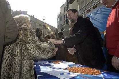 Mariano Rajoy recoge firmas contra el Estatuto catalán ayer en Huesca.