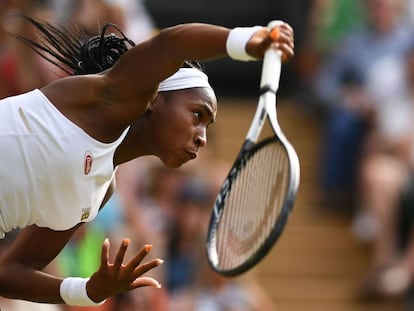 Cori Gauff sirve durante un partido en Wimbledon.