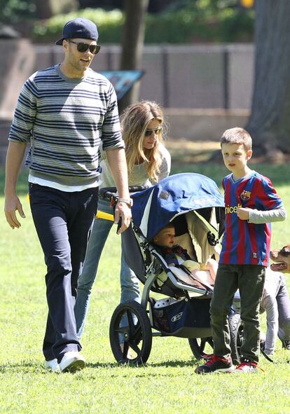 Gisele Bündchen con su esposo y sus hijos. La modelo lleva un discreta vida familiar.