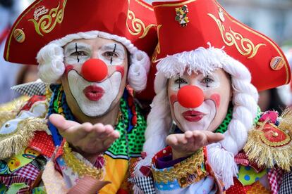 Varias personas disfrazadas disfrutan del carnaval en Colonia (Alemania), el 28 de febrero de 2019.