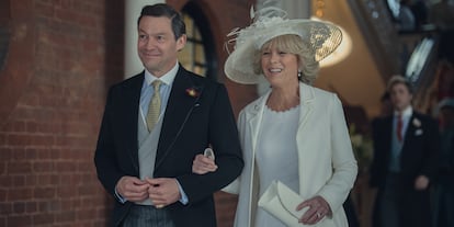 Dominic West como Carlos de Inglaterra y Olivia Williams como Camila, en la última temporada de 'The Crown'.