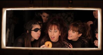 Las actrices que participan en 'La mirilla', durante el espectáculo que se representa cada semana en el teatro Garaje Lumière.