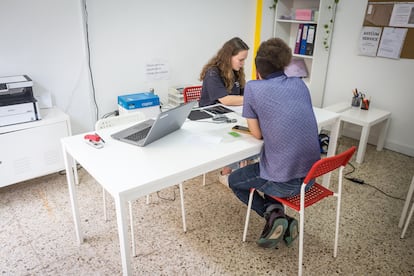 Youssef, un joven iraní solicitante de asilo, junto con una de las voluntarias de la ONG Refugee Support redactan un currículo. Este requisito es fundamental para que el joven pueda integrarse en el sector laboral.