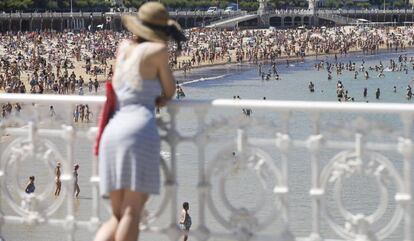 Una mujer en la playa de La Concha de San Sebastián.