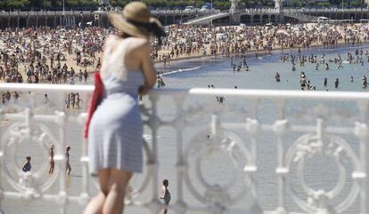 Una mujer en la playa de La Concha de San Sebasti&aacute;n.