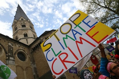 Marcha bajo el lema 'Protege el clima' dos días antes del inicio de la COP23 en Bonn, conferencia de la ONU sobre cambio climático organizada por Fiyi.