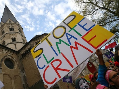 Marcha bajo el lema 'Protege el clima' dos días antes del inicio de la COP23 en Bonn, conferencia de la ONU sobre cambio climático organizada por Fiyi.