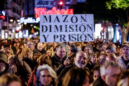 "Mazón dimisión y prisión" es uno de los carteles que se han podido ver durante la marcha.