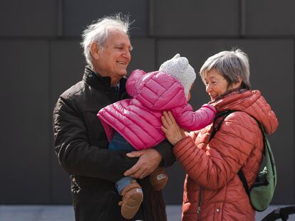 Xavier y Anna Maria, familia de acogida de emergencia, en un parque de Barcelona.