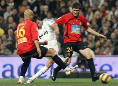 Van Nistelrooy remata el cuarto gol del Madrid, el del triunfo, entre Nunes y Héctor.