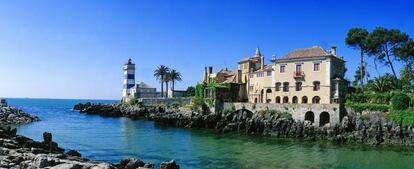 Museo del Faro de Santa Marta y Casa-Museo de Condes de Castro Guimarães, en Estoril. El conjunto es conocido como la Casa de Santa María.