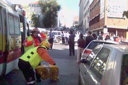 Varias dotaciones del Samur han acudido hasta la calle Rufino González para atender a los heridos, pero no ha sido necesario desplegar el hospital de campaña.