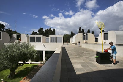 <b>Josep Lluís Sert.</b> Parc de Montjuïc, s/n. A l'edifici que va crear Josep Lluís Sert per al seu gran amic, el pintor Joan Miró, és tan important el continent com el contingut. Una barreja lluminosa de racionalisme amb trets mediterranis (pati central, terrassa al sostre i lluernes) i proporcions basades en el Modulor, el sistema de mesura ideat per Le Corbusier a partir del cos humà i la successió de Fibonacci.