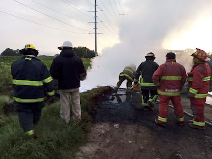 Personal de Protección Civil, de la Guardia Nacional y bomberos trabajan para apagar el incendio en en Acolman, Estado de México.