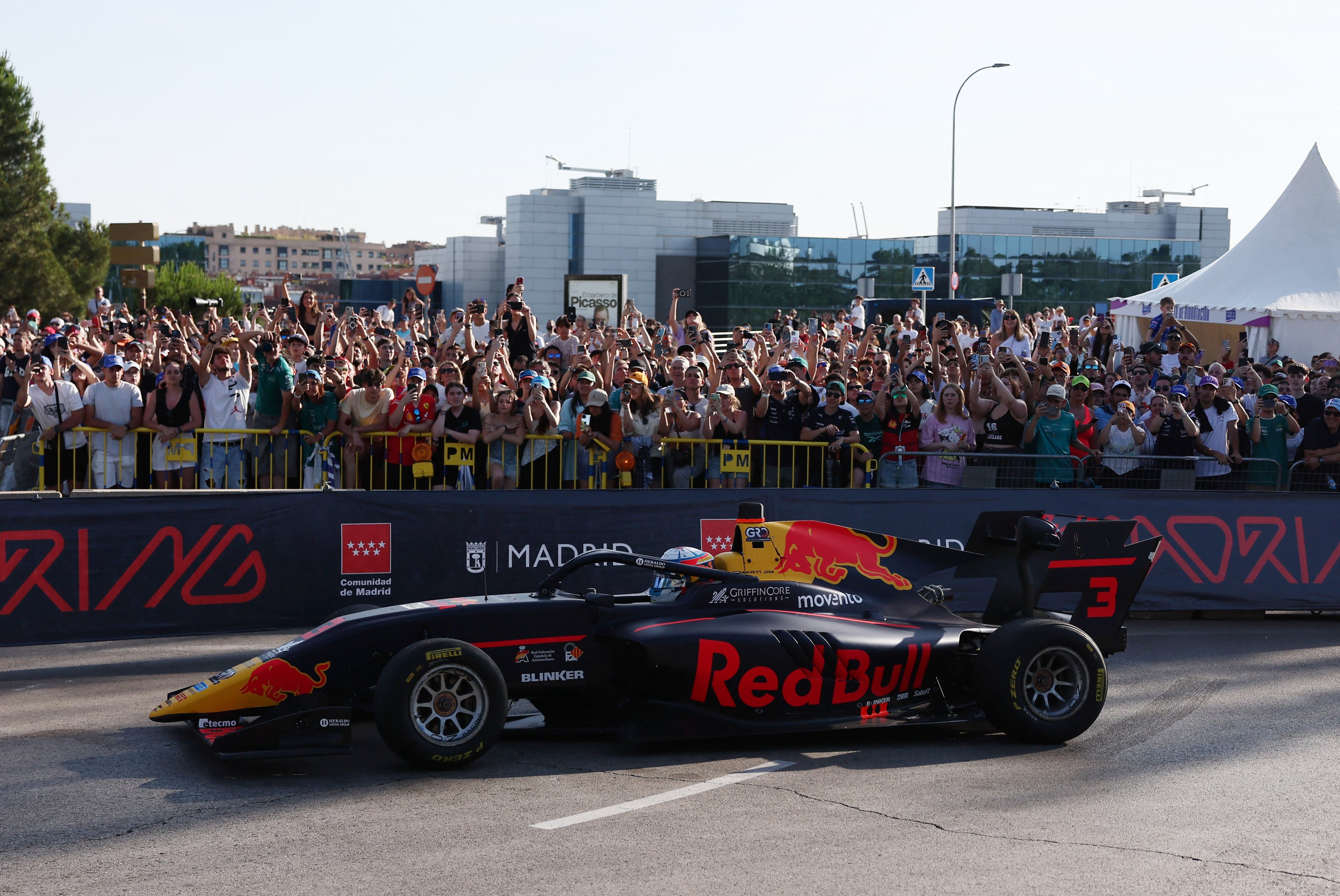 Carlos Sainz se exhibe en parte del futuro circuito de la F-1 en Madrid Publicado por Últimas noticias: la última hora de hoy en EL PAÍS