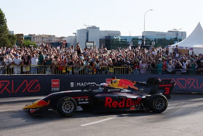El monoplaza de Carlos Sainz Jr. Williams FW45 durante la exhibición en los alrededores de Ifema, en el noreste de Madrid, este sábado por la tarde.
