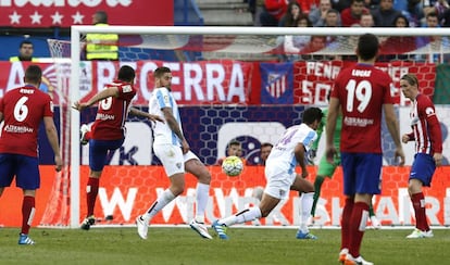 Correa remata desde fuera del área en el gol del Atlético.