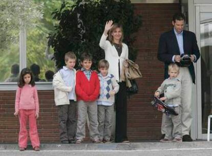 Los duques de Palma con Victoria, Juan, Felipe, Pablo y Miguel, en la puerta de la clínica.