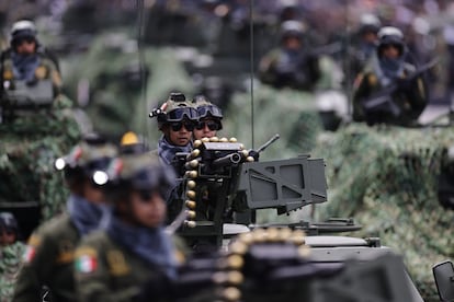 Artilleros de la Secretaría de Defensa rodean el Zócalo Capitalio