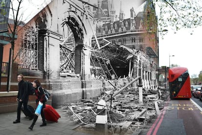 Comparación entre una escena del bombardeo nazi a Londres de 1940-1941 (conocido como 'blitz') y el Londres de hoy. El 11 de mayo se cumplen 75 años del final de la ofensiva. La imagen en blanco y negro (tomada el 19 de septiembre de 1940) muestra una zona cerca de la estación de St Pancras después de la caída de las bombas. La imagen a color (del 3 de mayo de 2016) muestra una vista de la British Library y el hotel St Pacras.