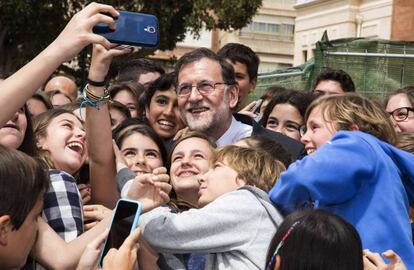 Mariano Rajoy se hace una foto rodeado de niños en una visita a Alicante.