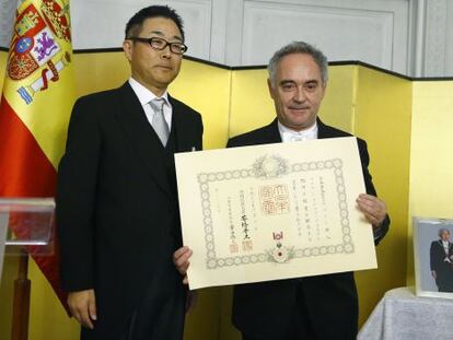 El embajador de Jap&oacute;n, Kazuhiko Koshikawa, y a la derecha, el cocinero Ferran Adri&agrave;. 