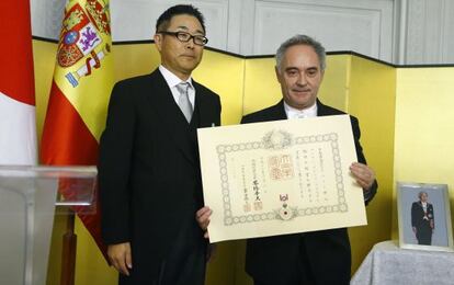 El embajador de Japón, Kazuhiko Koshikawa, y a la derecha, el cocinero Ferran Adrià.