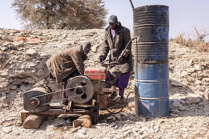 Mineros de oro artesanales bombean agua de los túneles profundos de la mina de oro de Bantakokouta.