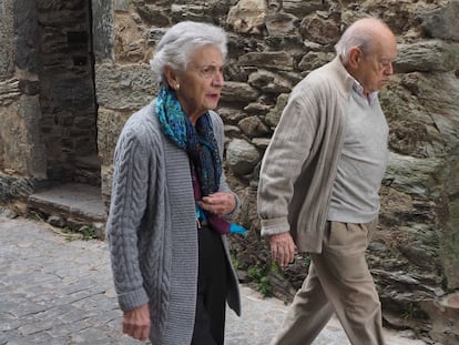 Jordi Pujol, expresidente de Cataluña, y su mujer Marta Ferrusola pasean por Queralbs (Girona) en 2015.