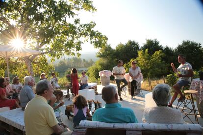 Un grupo de visitantes en la bodega familiar Valdavia, en la localidad de Cenlle, en la provincia de Ourense.