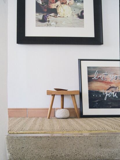 Foto de Txema Yeste con dirección creativa de la propietaria de la casa, cuadro de René Ricard, taburete de Noak Room y platito de Tom Dixon.