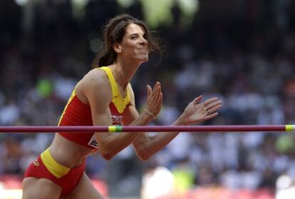 Ruth Beitia celebra uno de sus saltos