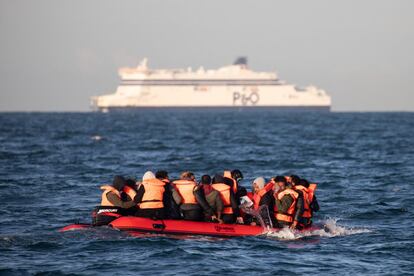 Un grupo de migrantes en un pequeño bote inflable sacan agua mientras intentan cruzar el canal de la Mancha cerca del estrecho de Dover (Reino Unido), la ruta marítima más transitada del mundo.