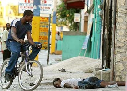 La capital, Puerto Príncipe, sigue inmersa en el caos tras la marcha de Aristide.